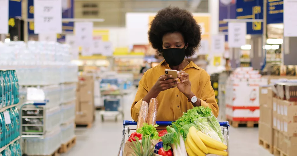 mulher fazendo compras no dia do consumidor