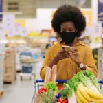 mulher fazendo compras no dia do consumidor